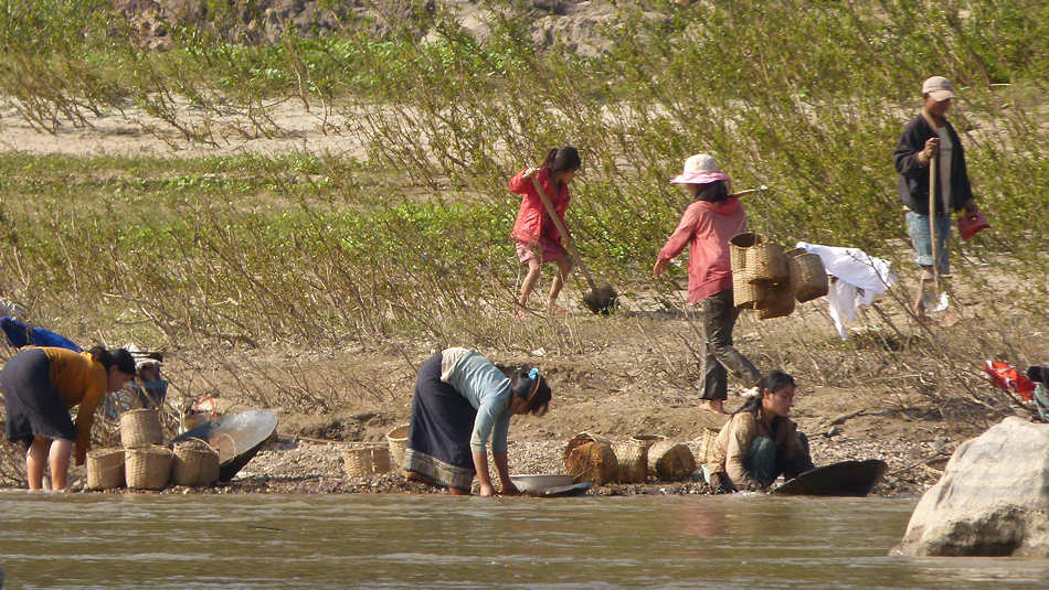 P1000409_Goldwaescher_am_Mekong.jpg