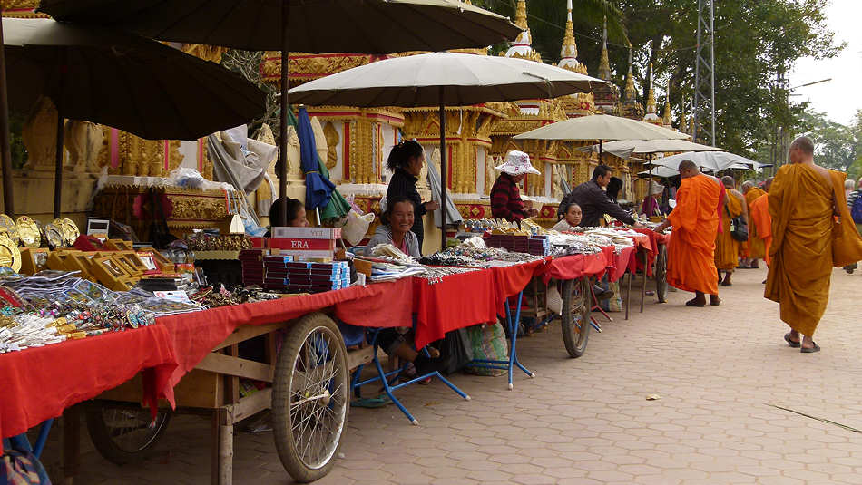 P1000832_Vat_That_Luang_Tai_Vientiane.jpg